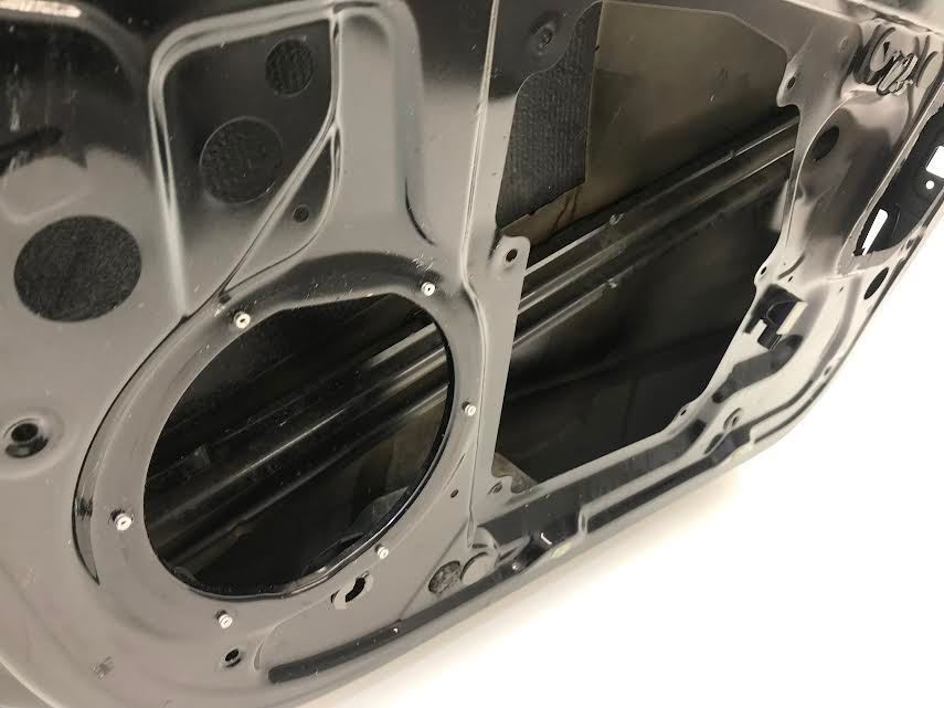 SKODA Superb  2008-2013 Front Left Door OEM: 3T0831613 ( with defect )