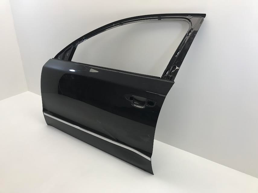 SKODA Superb  2008-2013 Front Left Door OEM: 3T0831613 ( with defect )