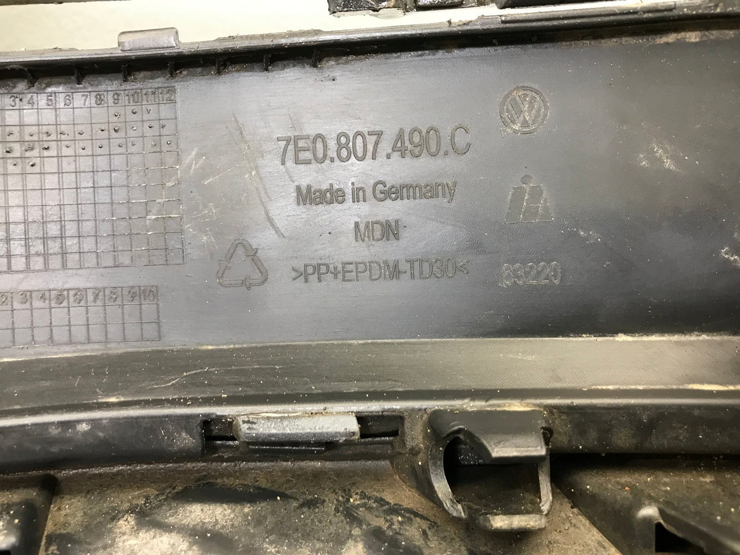 Volkswagen Transporter T6 2015- Front Bumper OEM: 7E0807221D ( with defects )