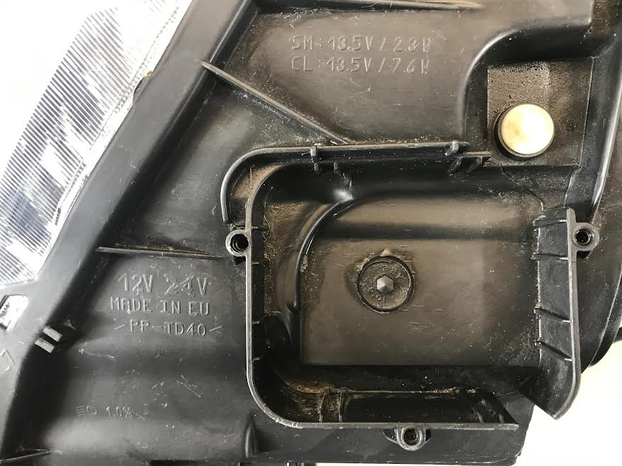 Volvo V60 2015 Headlight Right Front Used ( LHD with defect ) OEM: 31420270 89907121 89908930