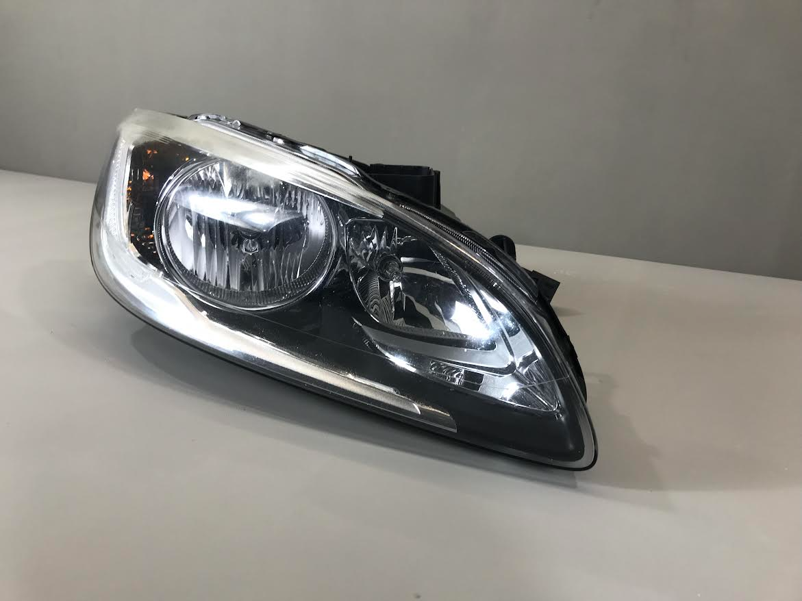 Volvo V60 2015 Headlight Right Front Used ( LHD with defect ) OEM: 31420270 89907121 89908930
