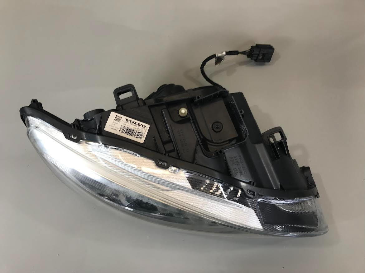Volvo V60 2015 Headlight Right Front Used ( LHD with defect ) OEM: 31420270 89907121 89908930