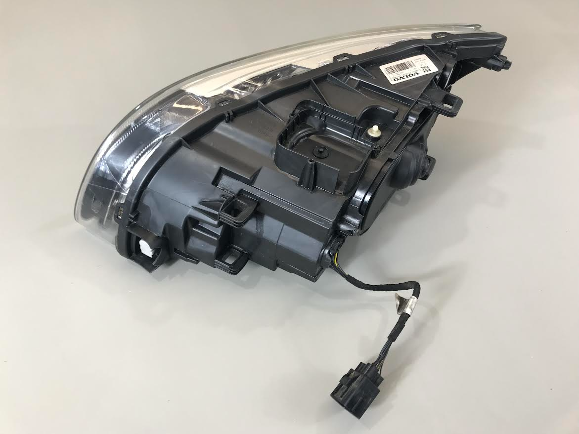 Volvo V60 2015 Headlight Right Front Used ( LHD with defect ) OEM: 31420270 89907121 89908930