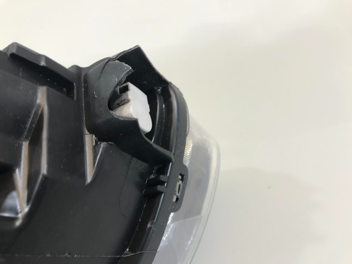 Volvo V60 2015 Headlight Right Front Used ( LHD with defect ) OEM: 31420270 89907121 89908930